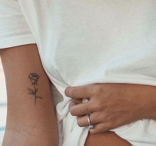 Tatto rosa en el brazo