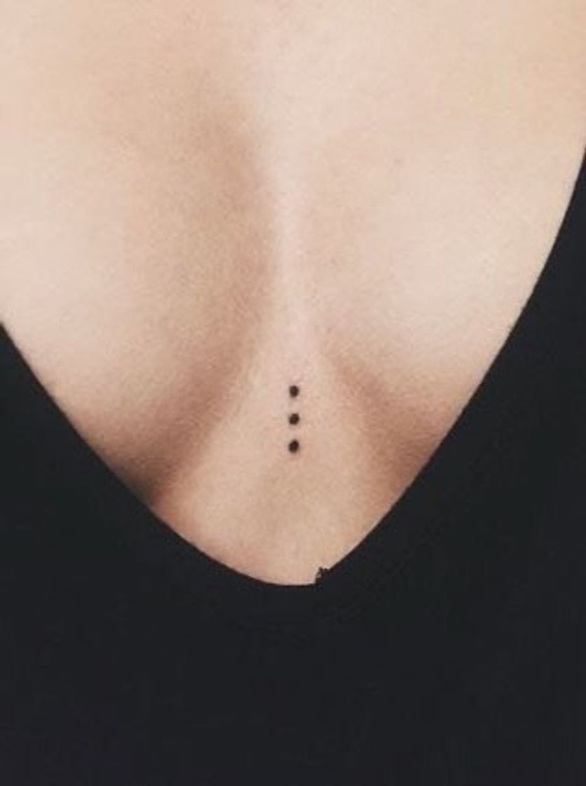 Tatuaje tres puntos en el pecho