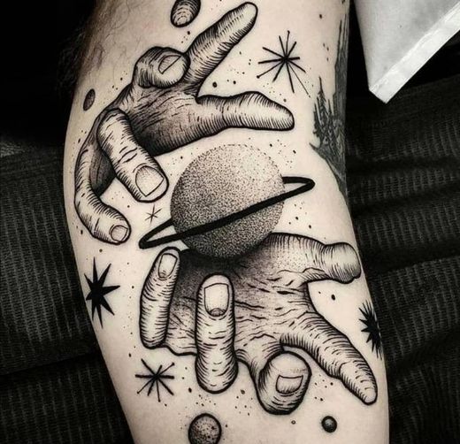 Tatuaje Planeta en las manos