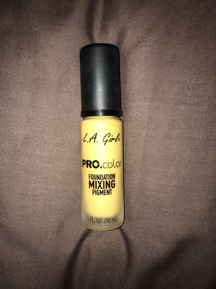 Social L.A. Girl mixing pigment