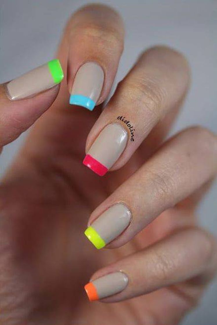 Moda Um modo diferente e divertido de pintar as unhas