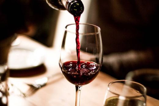 10 beneficios de beber vino tinto 🍷