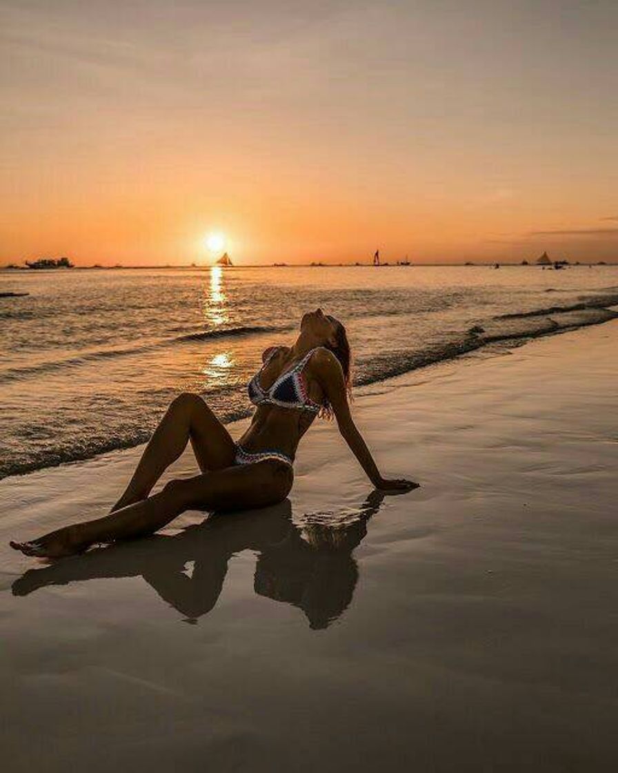 Fashion Pose para fotos na praia