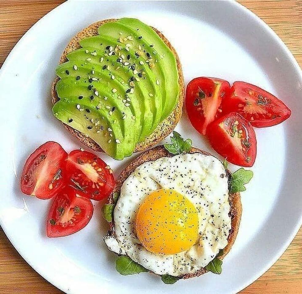 Moda Huevos con aguacate y tomate