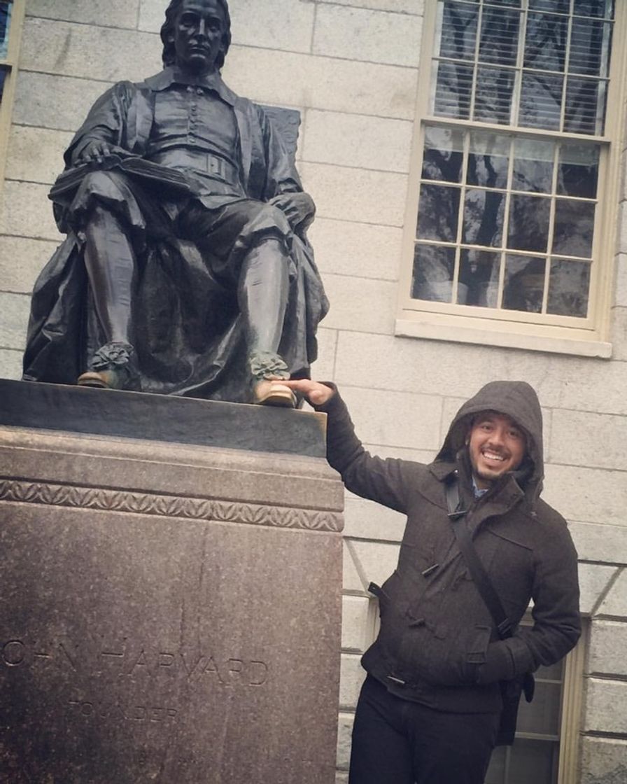 Place John Harvard Statue