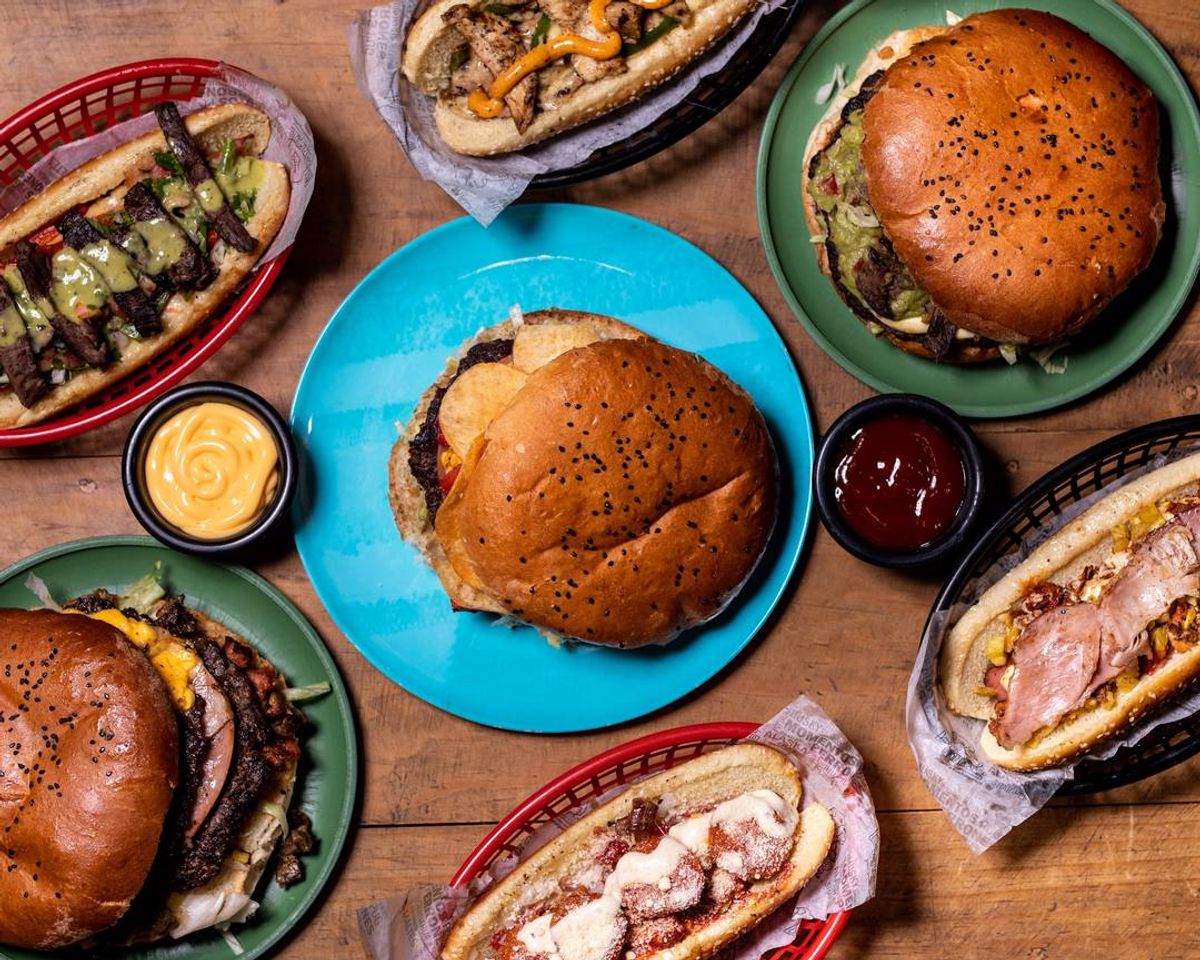 Restaurantes La Perrera / Jochos y Hamburguesas