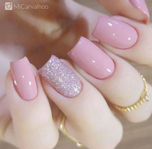 Unhas rosas com glitter