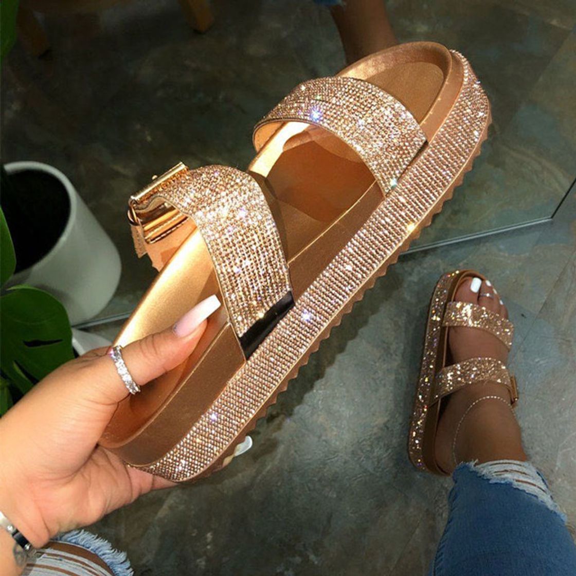 Moda Sandália gladiador com strass ✨