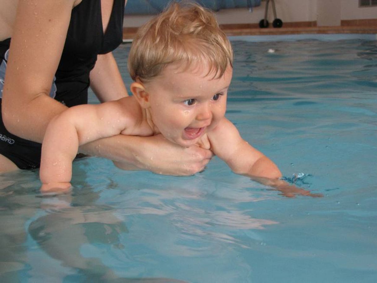 Fashion ENCEÑA Y ESTIMULA A TU BEBE NADANDO 🏊 