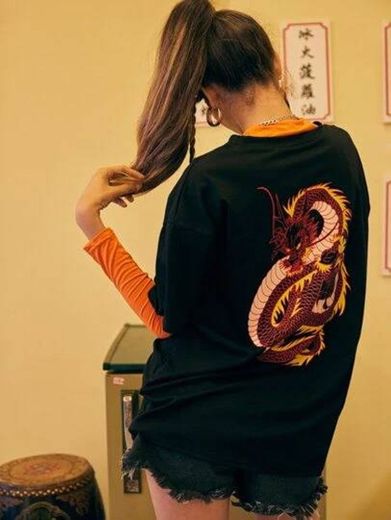 Camiseta amplia con estampado de dragón.