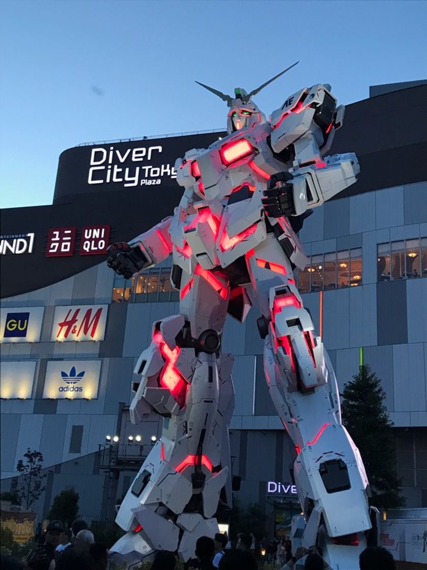 Lugar The Life-Sized Unicorn Gundam Statue