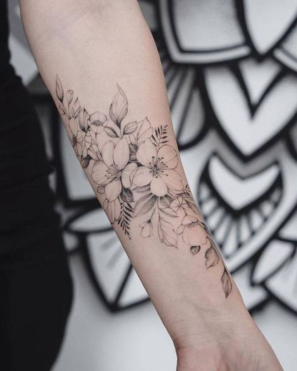 Tattoo feminina braço flores
