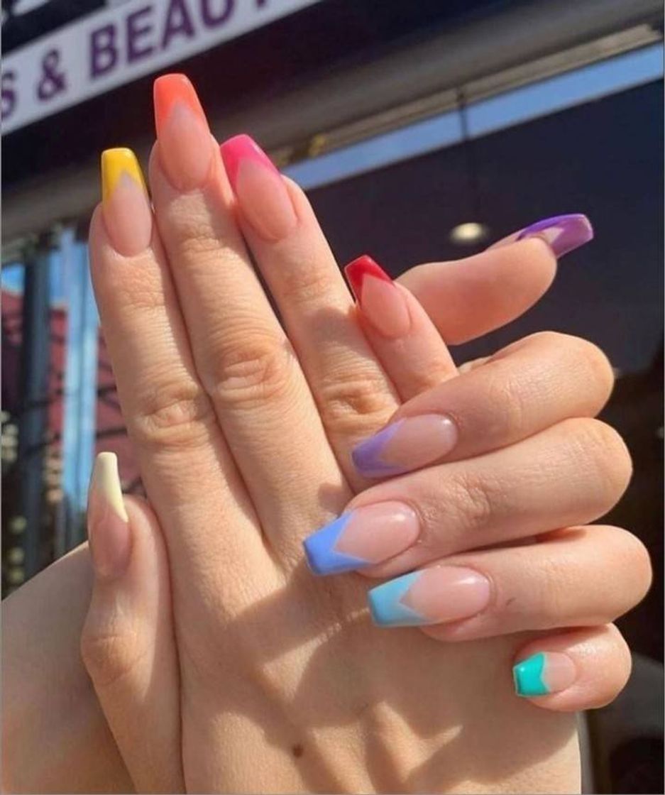 Fashion  colored fingernails