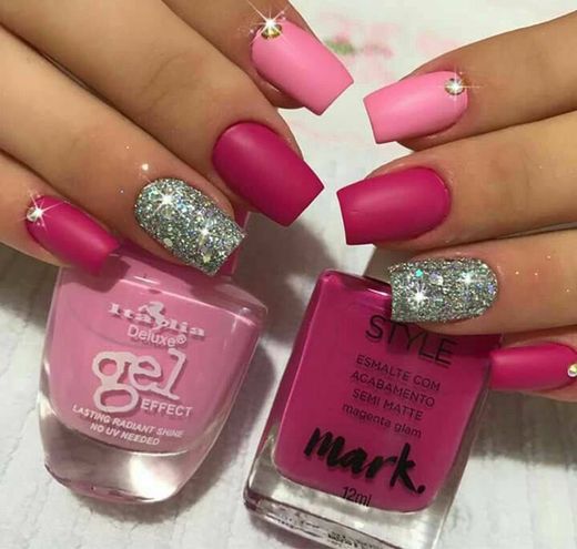 Unhas rosa com gliter