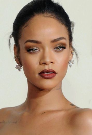 Rihanna de olho verde