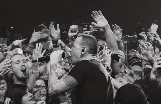 Crawling (One More Light Live) - Linkin Park - YouTube