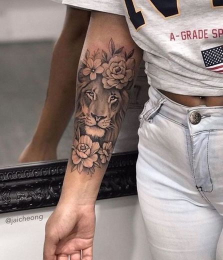 Tatuagem de leão no braço 