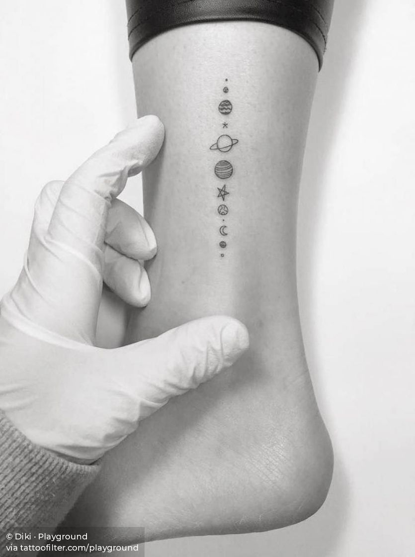 Moda Solar system tattoo on the ankle