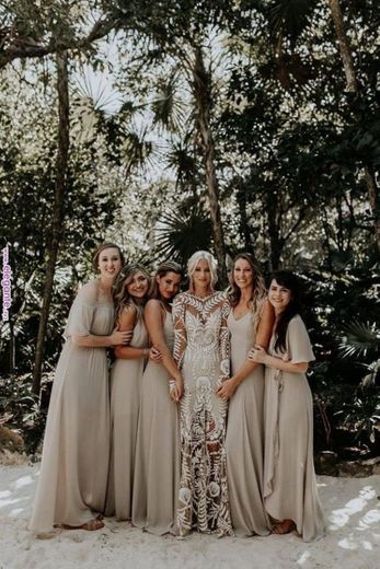 An amazing bridesmaids and bride picture ideas 