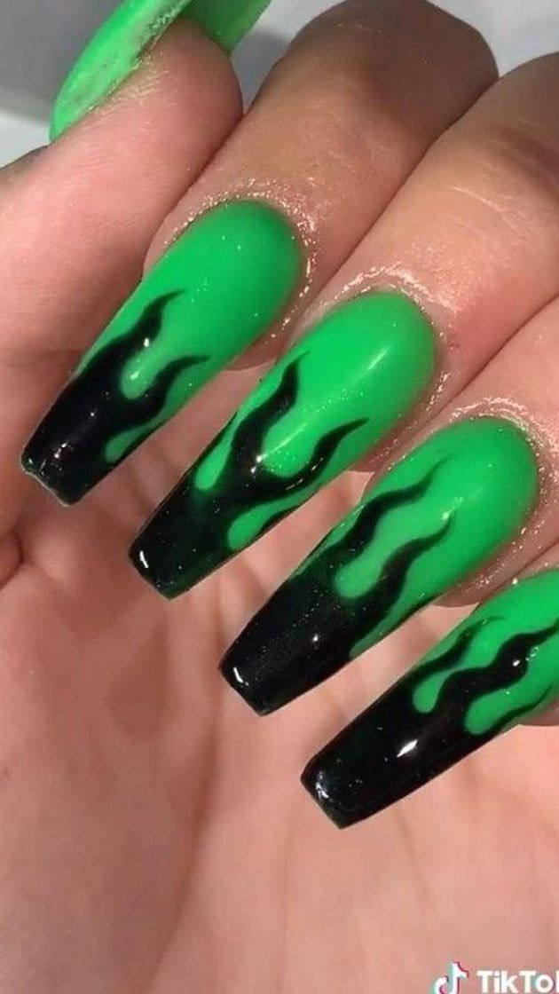 Moda Unhas verdes com fogo preto 