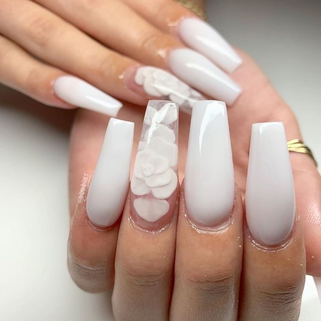 Social WHITE NAILS