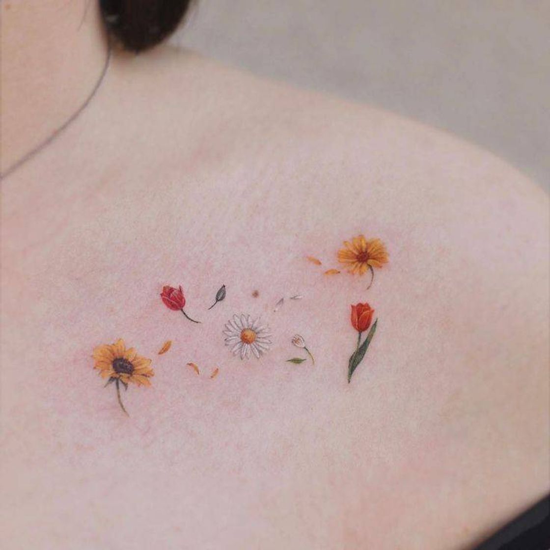 Moda Tattoo de Flores Variadas 🌻