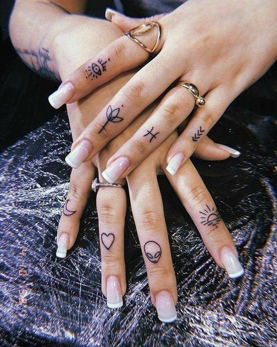 Fashion Tatuagem nos dedinhos