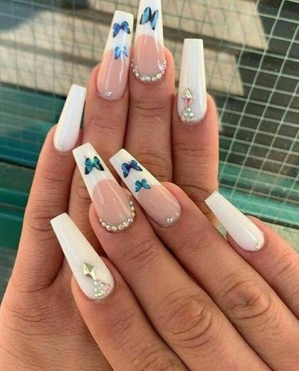 Unhas brancas com borboletas 