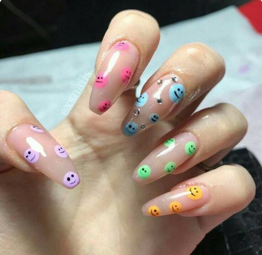 Unhas com carinhas felizes