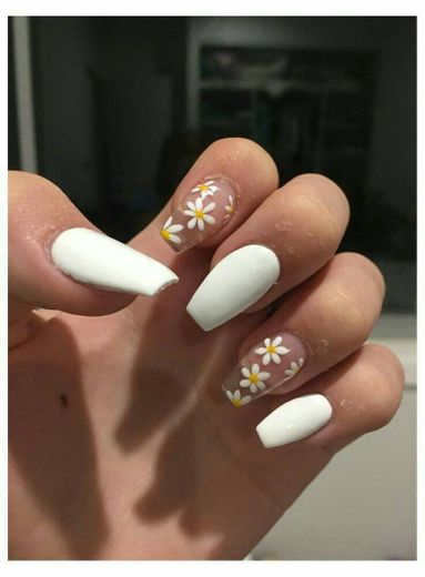 Unhas brancas com flores 