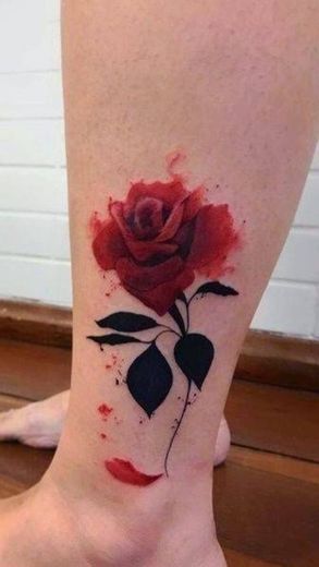 Tatuagem feminina delicada rosa vermelha