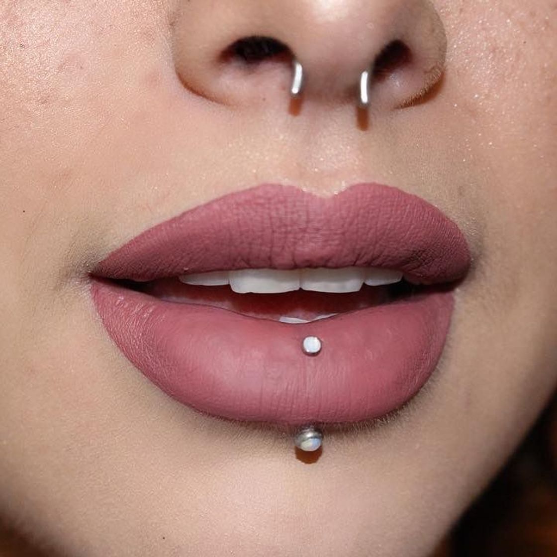 Moda piercing na boca 