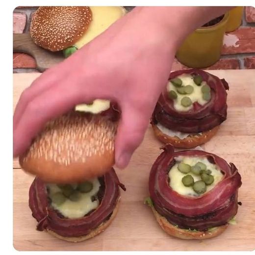 Hamburguer raclette, a receita em vídeo por Chefclub