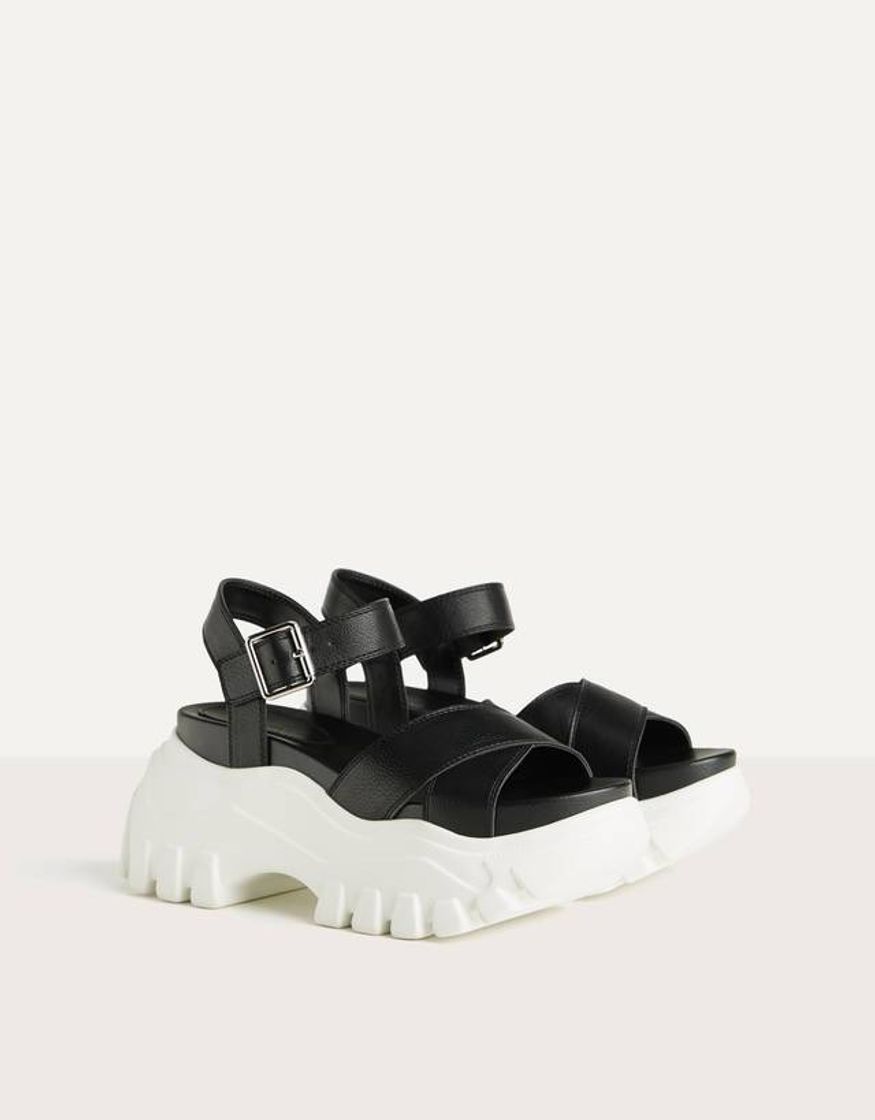 Moda Flache Sandalen aus Vinyl - Flache Sandalen - Bershka Switze