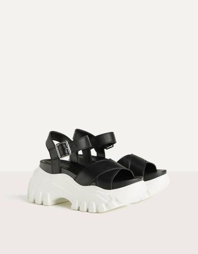 Flache Sandalen aus Vinyl - Flache Sandalen - Bershka Switze