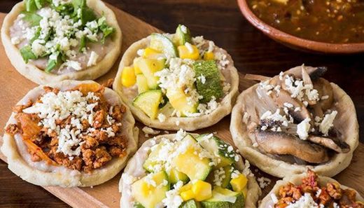 Sopes gigantes y tacos en "las palmas" 