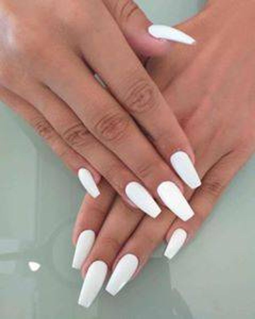 Fashion Unhas com esmalte branco.