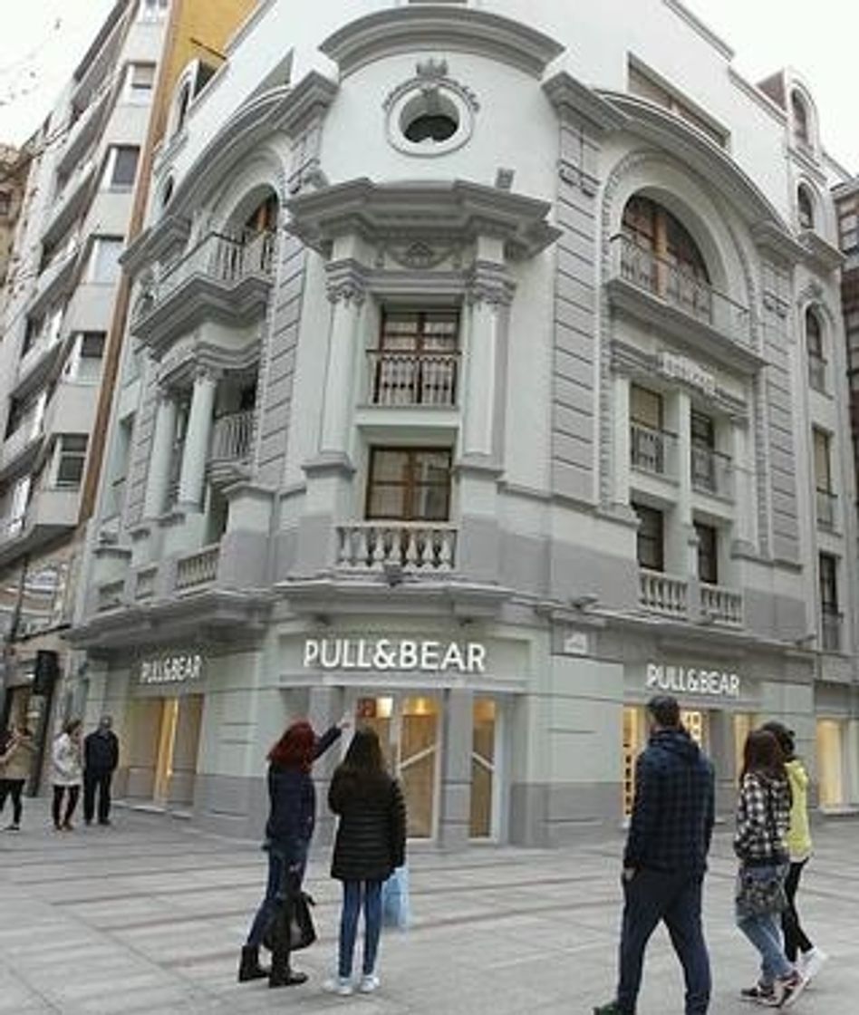 Place Pull and Bear