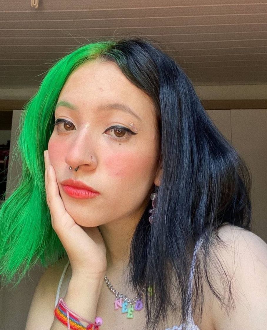 Social cabelo metade de uma cor metade outra 