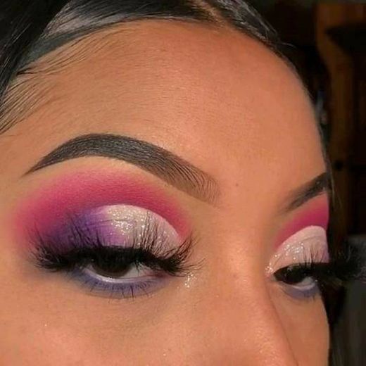 Maquiagem com sombra roxa e rosa com glitter