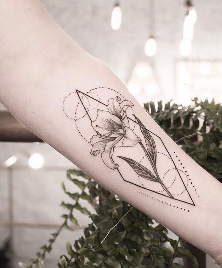 Social Tatuagem super delicada com traços finos.