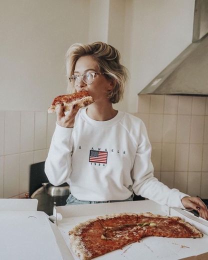 Foto comendo pizza 
