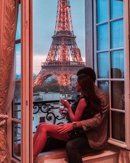 Casal aproveitando a vista de Paris