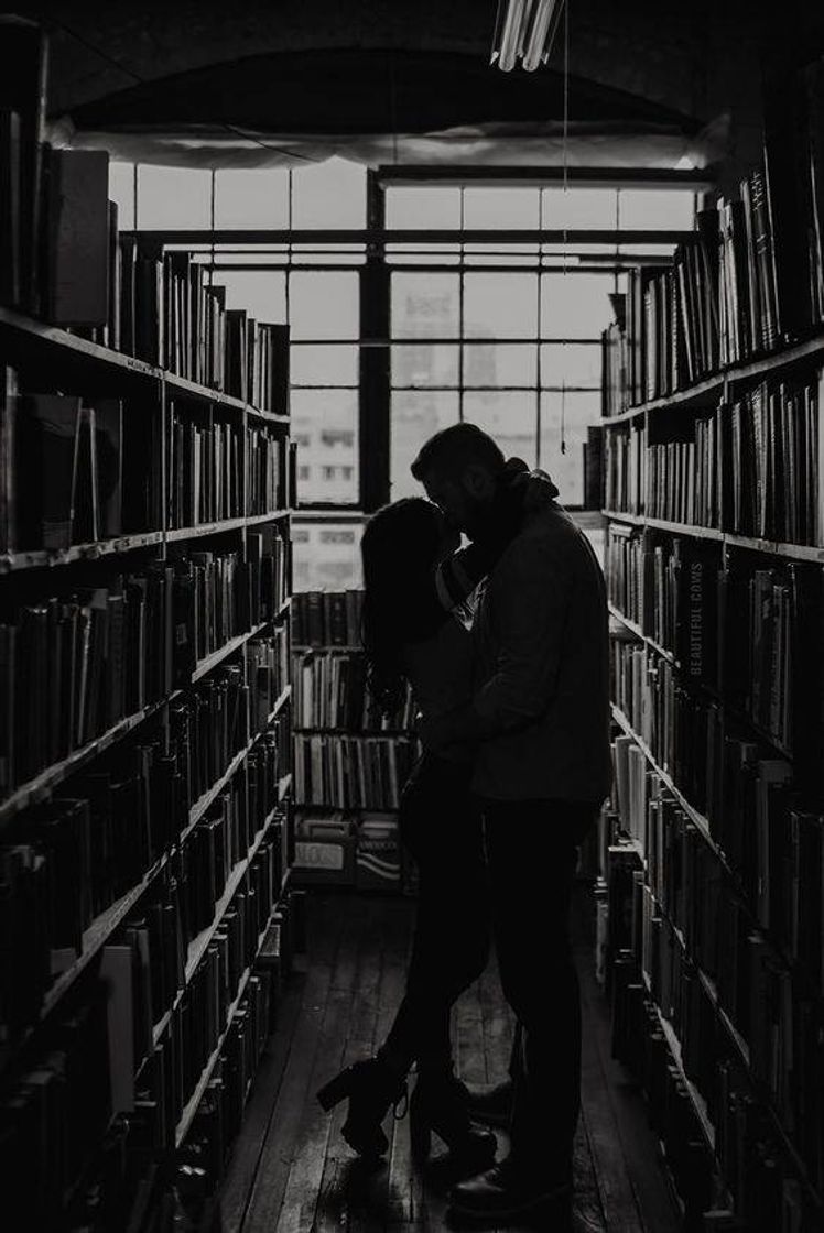 Fashion Casal apaixonado na biblioteca