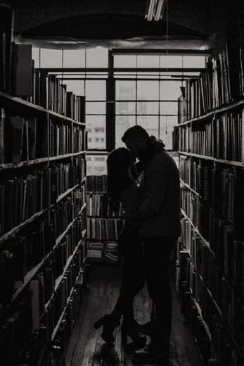 Casal apaixonado na biblioteca