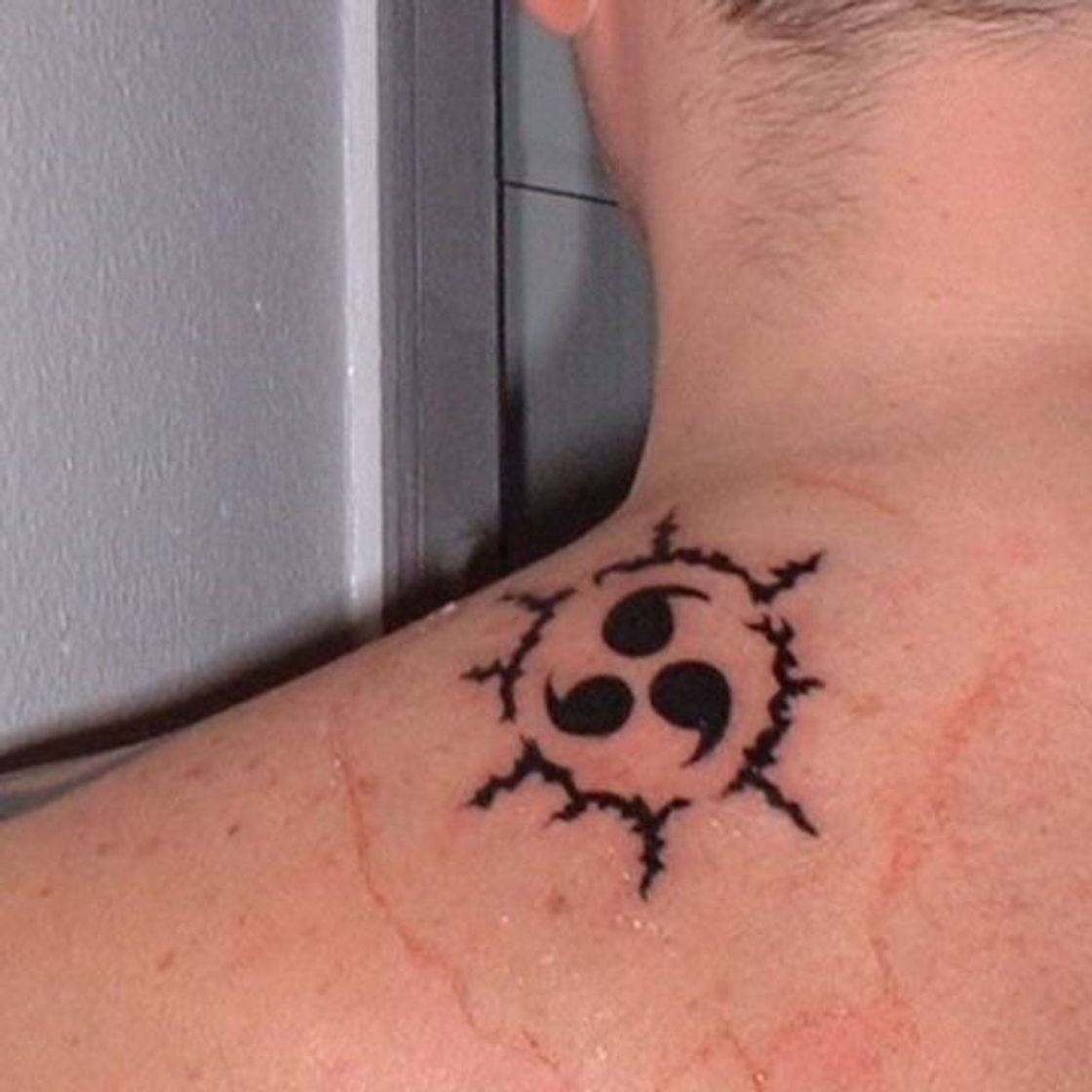 Moda Sasuke cursed seal tattoo