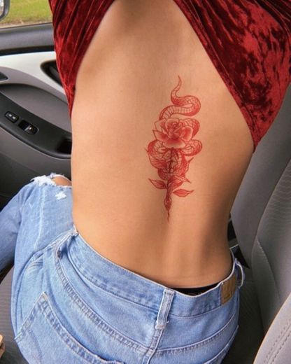 Tatuagem de cobra com rosa nas costas, inspiração. 