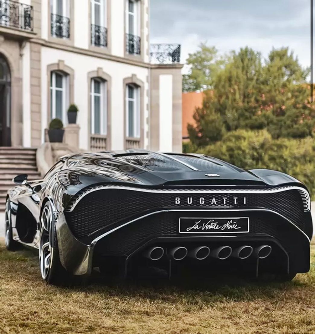 Moda O pioneirismo, a paixão pela perfeição e o desejo de redefinir continuamente seus limites são as principais características da BUGATTI 