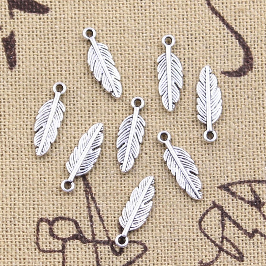 Producto Charms plumas color plata 