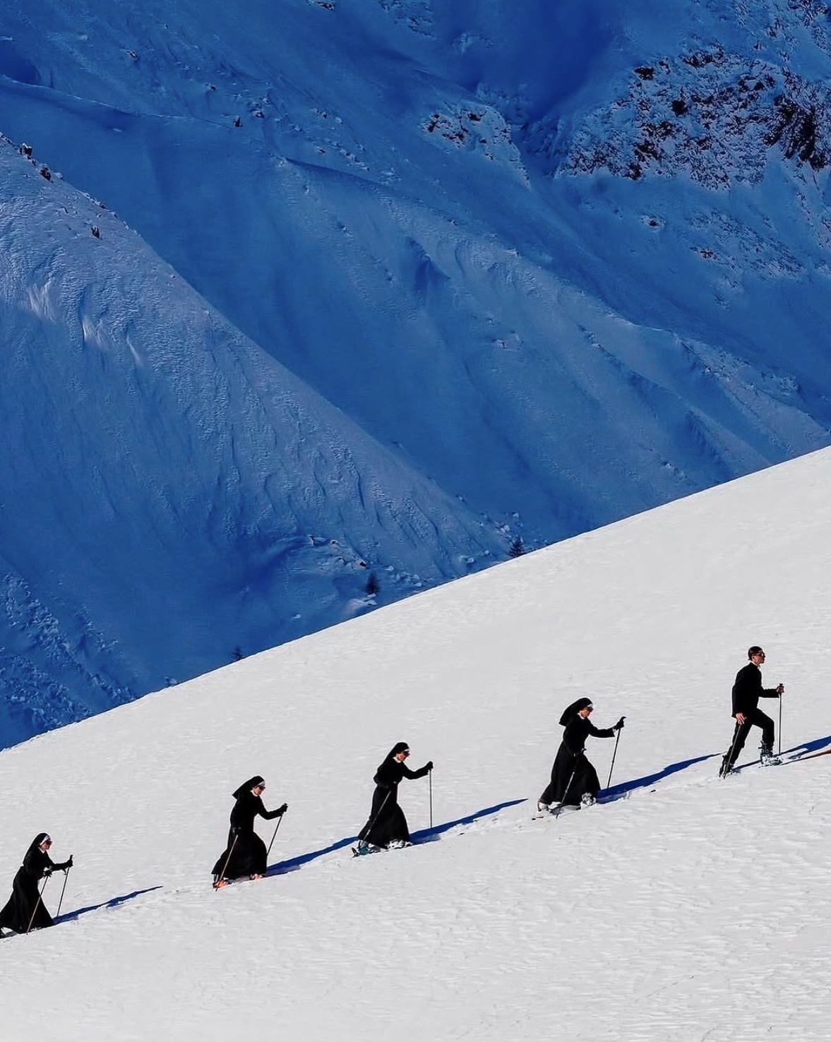 Product Monjas escalando en la nieve